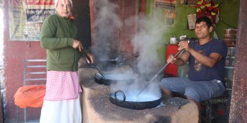 चुच्चेखोला चिनिएको खुवाले, खुवालाई चिनाएको हाम्रो बुवाले !
