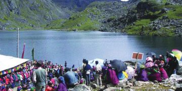 गोसाइँकुण्डमा स्नान गर्ने भक्तजनको घुइँचो
