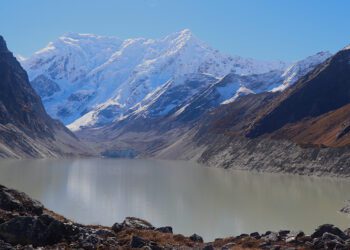 च्छोरोल्पा तालमा गौरीशङ्करको जलक्रीडा [नियात्रा]