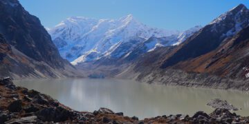 च्छोरोल्पा तालमा गौरीशङ्करको जलक्रीडा [नियात्रा]