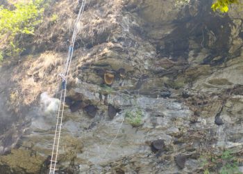 साहसिक पर्यटनका लागि धादिङको तेम्बाह्यारा महभिरमा ‘हनी हन्टिङ’