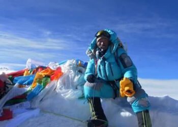 Kamirita Sherpa summits Mt. Manaslu
